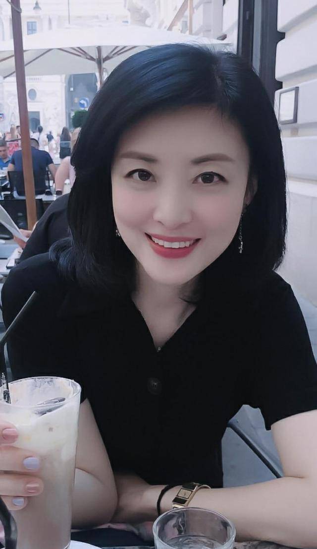 主持人周涛近照曝光,颜值能打气质温柔,唯独尖下巴被指不像本人_视频