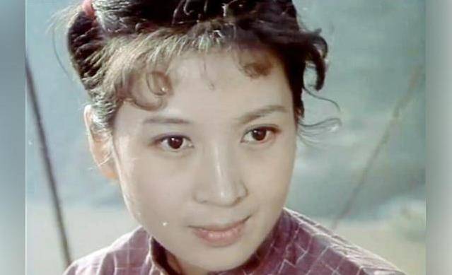 因海霞一炮而红被称上影一枝花今66岁近照曝光