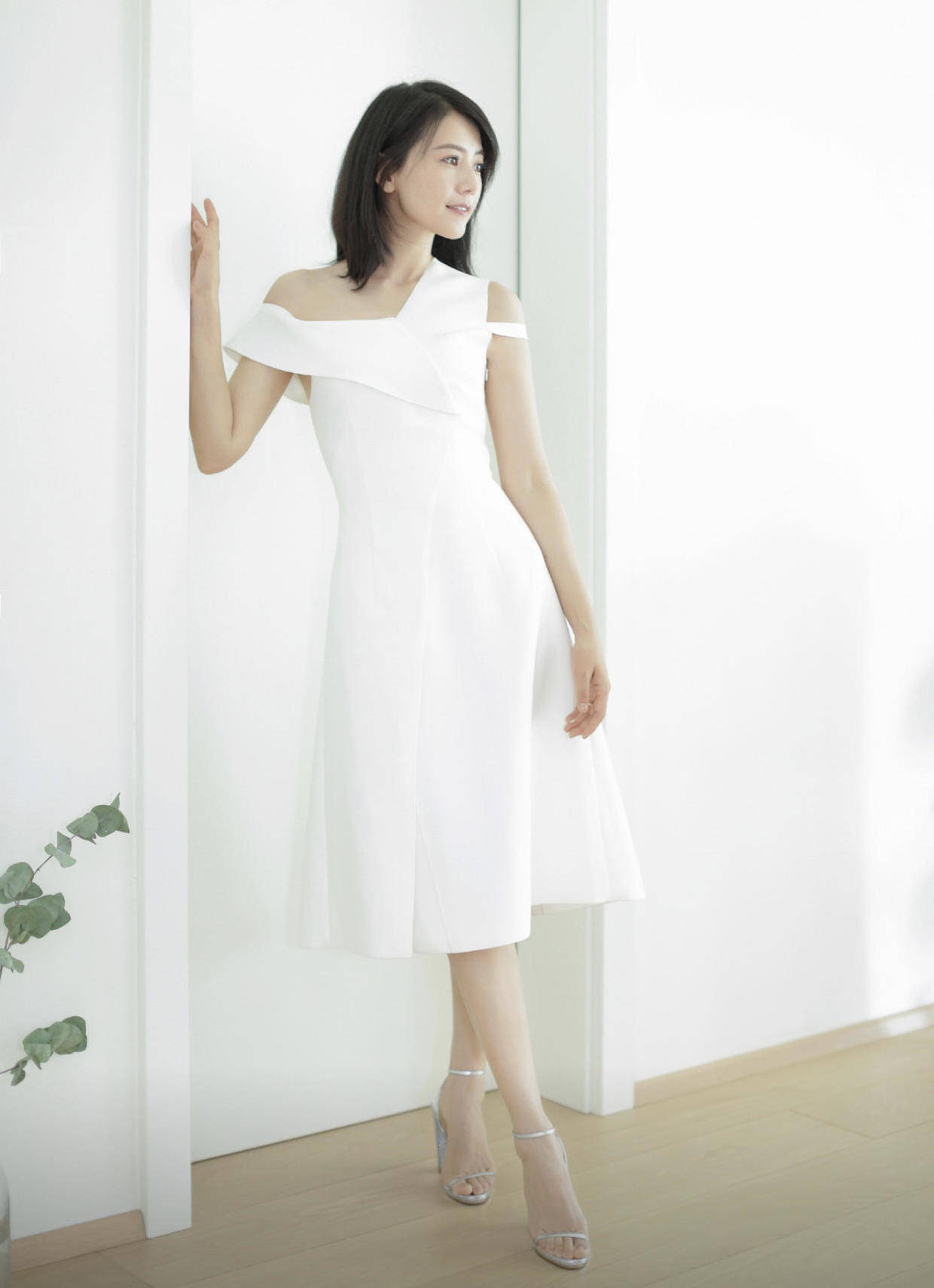 高圆圆把条纹阔腿裤穿火了搭配白衬衫走机场40岁气质高雅