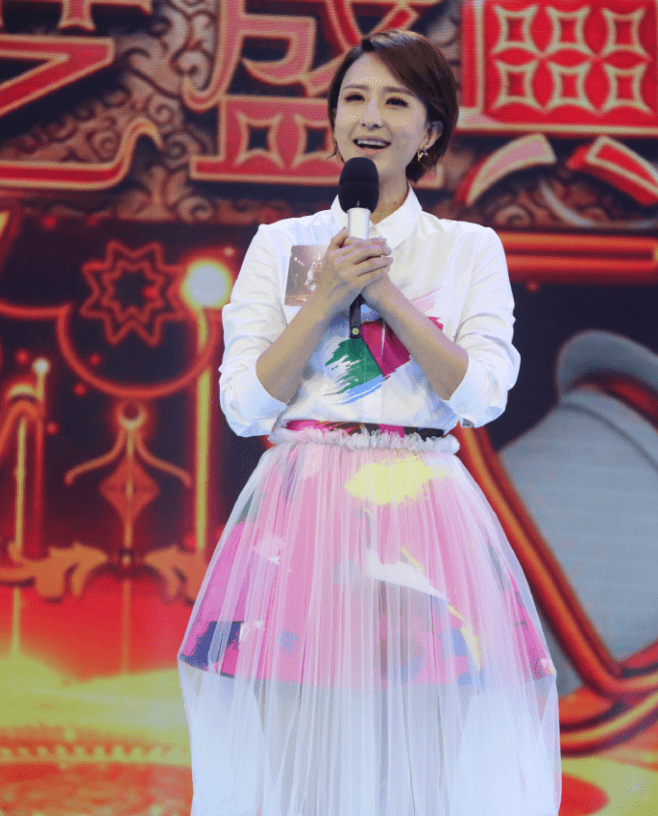 原创张蕾剪了短发更显嫩穿白衬衫配半身裙录节目减龄不止10岁