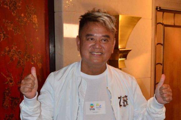 18岁与谭咏麟组乐队,曾被王晶指责,如今68岁夫妻恩爱无子女_陈百祥