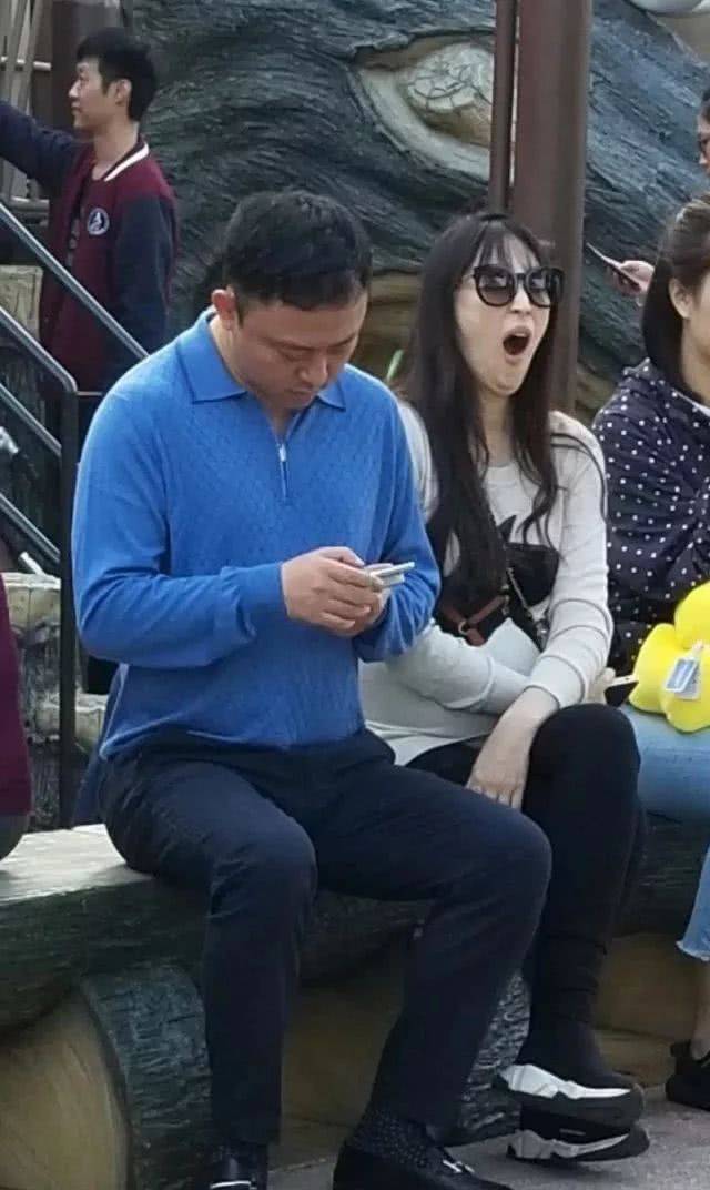 纪晓波一家游主题乐园42岁吴佩慈挺巨肚累得直打哈欠