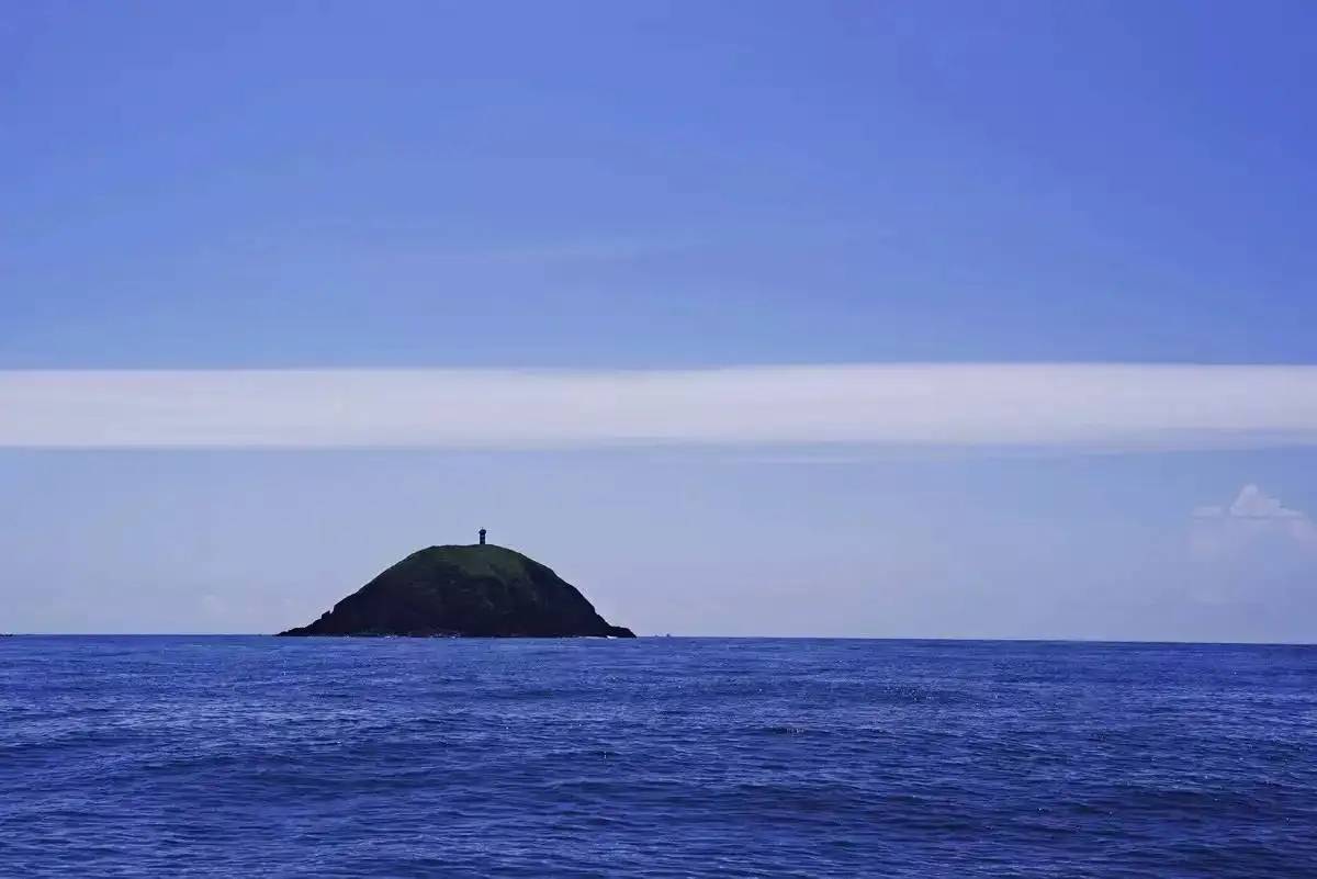 福建一座至今无人居住的岛屿，岛上有大片的悬崖峭壁