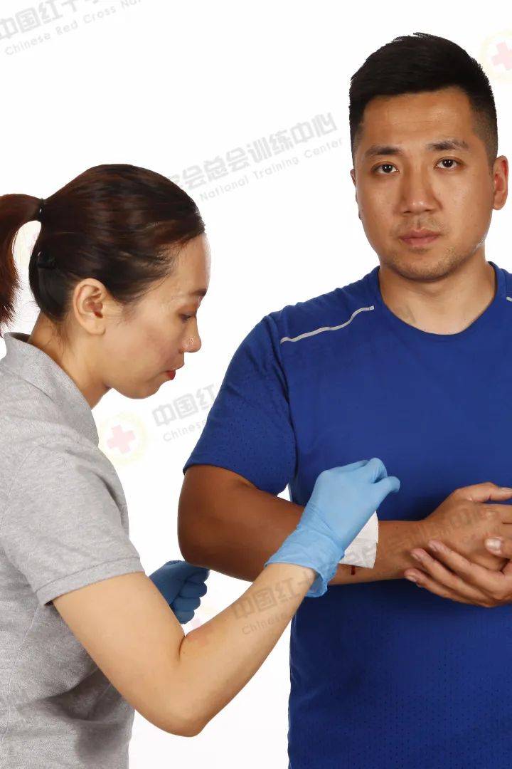 2. 将敷料或干净的布料覆盖在伤口上,用手直接持续用力压迫止血.1.