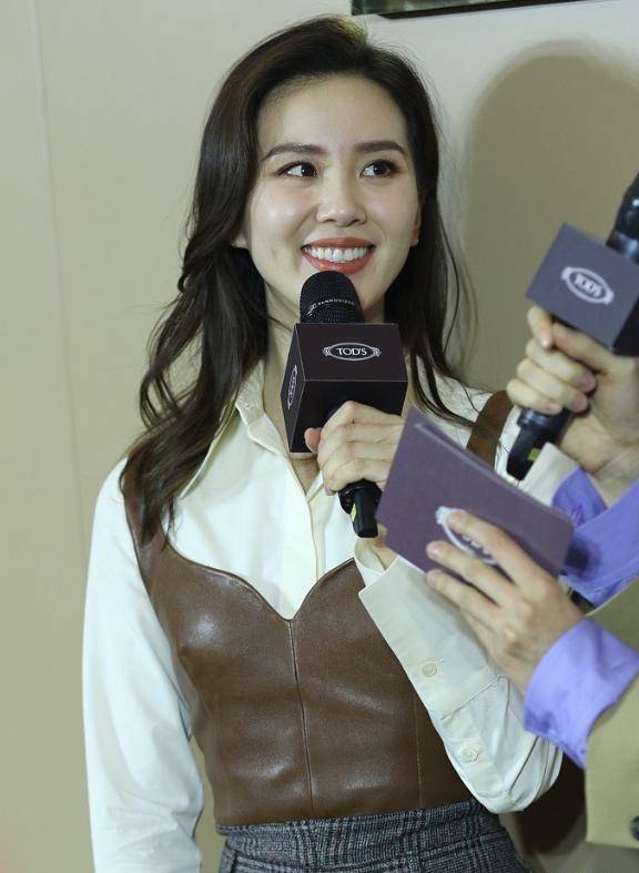 刘诗诗当妈后近照发福,生图法令纹明显,粉丝感慨:她才33岁_气质_因为