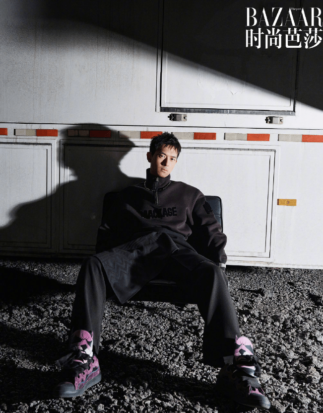 原创李现登上时尚芭莎五月刊封面球场运动芭莎大片来了太帅了