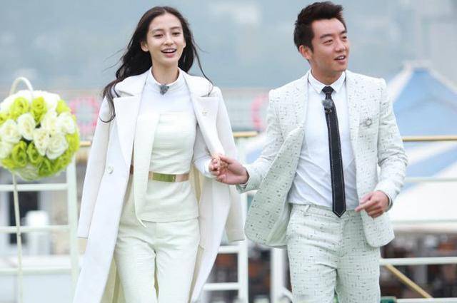 原创跑男休息室突然停电谁注意到郑恺杨颖的互动关系一目了然