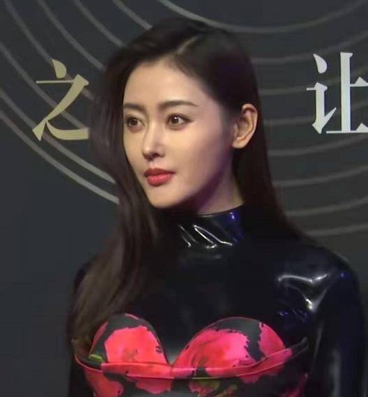 原创张天爱参加活动被抓拍关掉十级滤镜后29岁的样子很真实