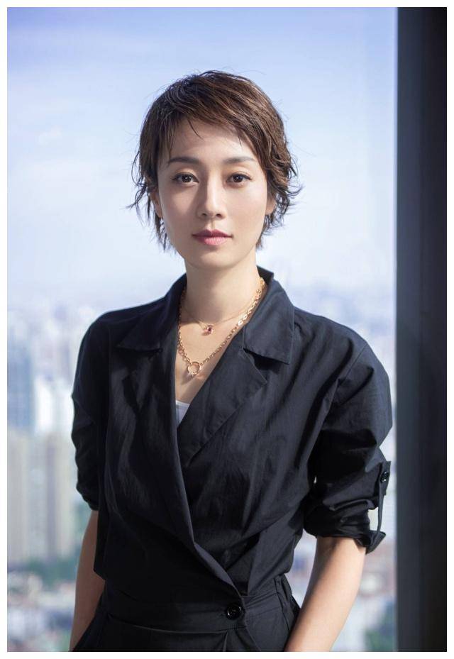 原创马伊琍又折腾短发微卷处理后更显成熟妩媚看完也想剪同款