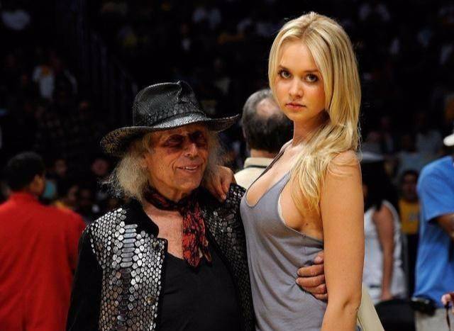 2015年的时候,戈德斯坦开始了和丹麦超模阿美来·维克曼的恋情,外国