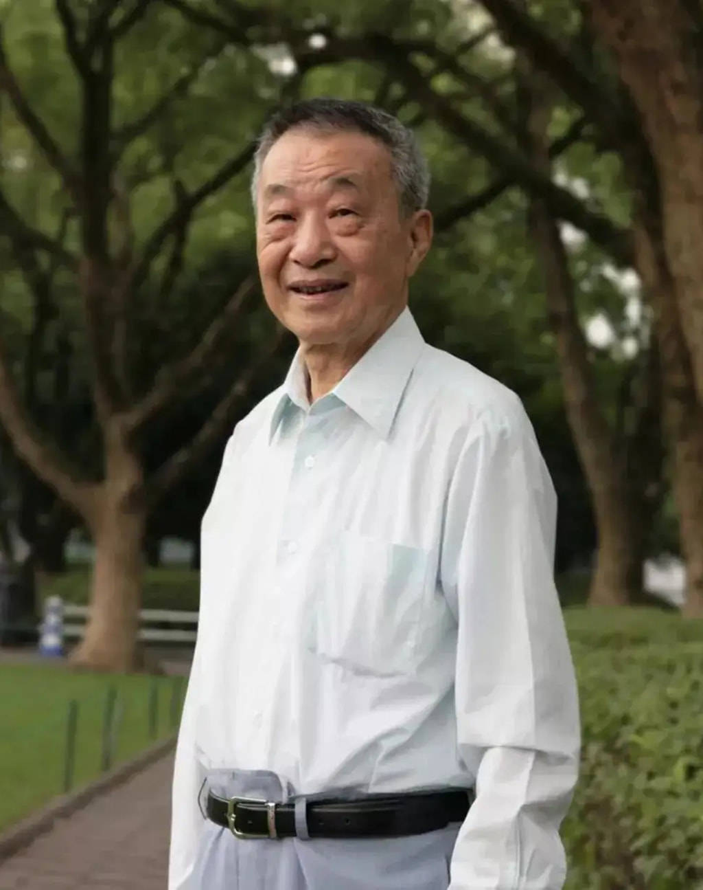 的两弹一星院士,走路到浙大上班,和学生一起排队买饭_孝威_母亲_老人