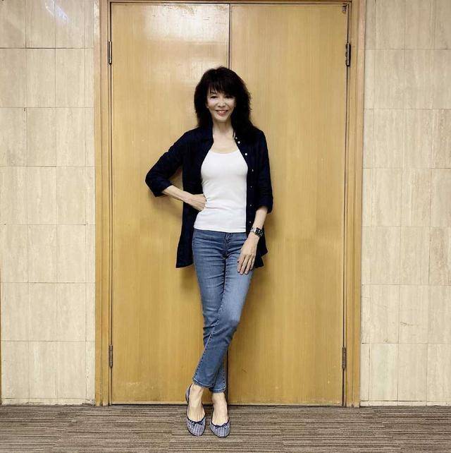 原创62岁郑裕玲太敢穿了黑色透视蕾丝上衣配直筒裤不俗反而很高级