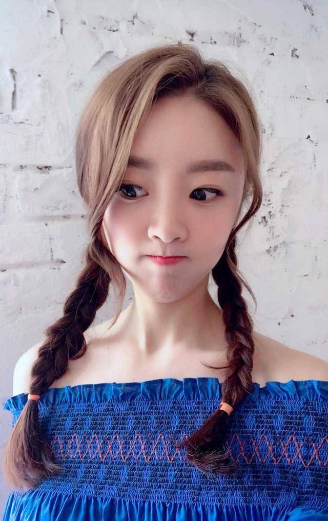 "林有有"张月私服太甜了,蓝色一字肩裙配双麻花辫,甜美像少女_女生_版