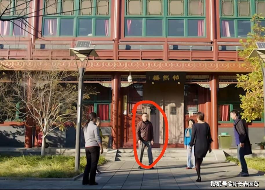 新闻联播前主播张宏民退休近况曝光与老年人在一起似两代人