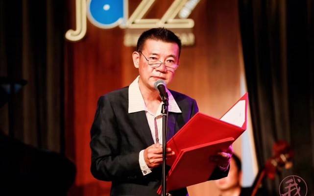 渠成最出名的节目当属《渠成热线》,这档节目办了23年,他风雨无阻每