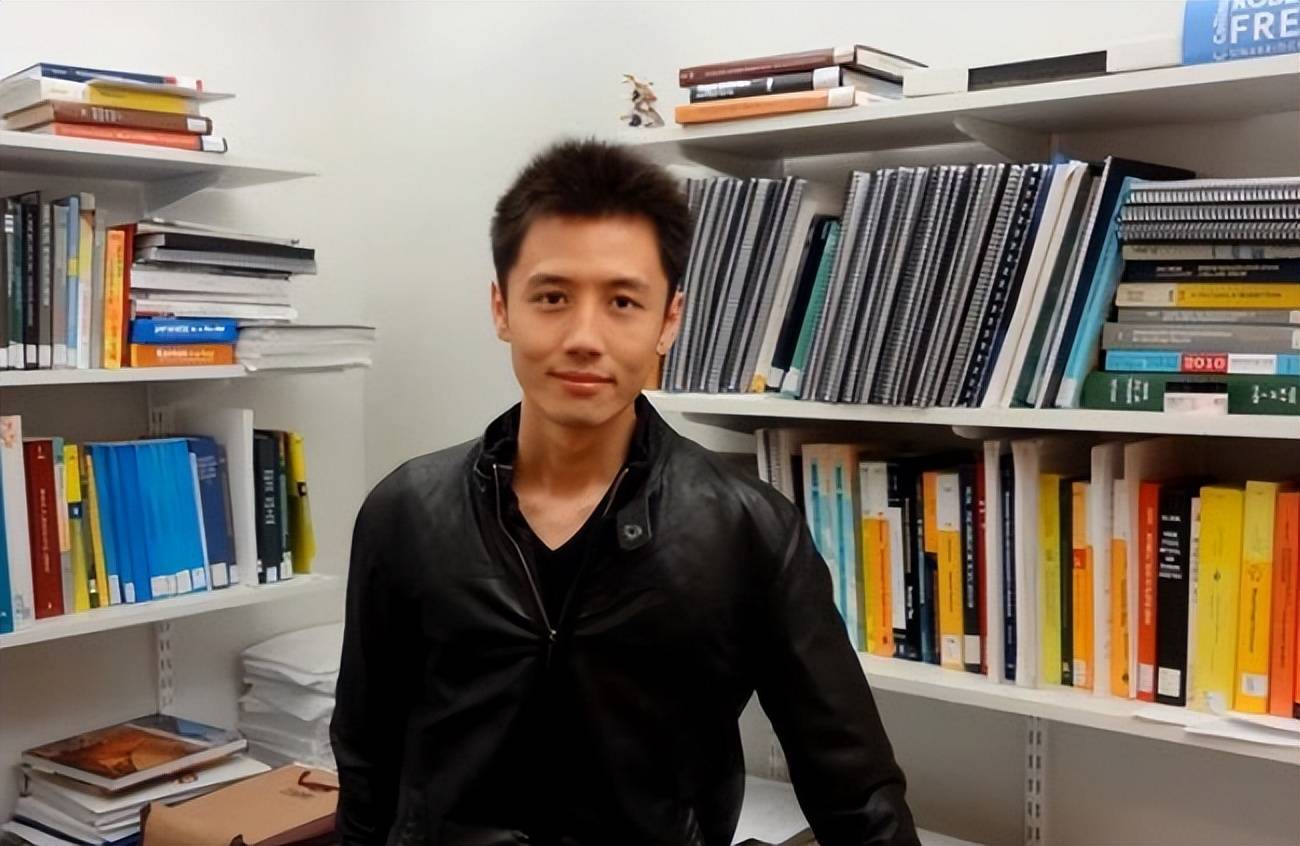 原创吉林某高校男教师走红像模特般又高又帅其真实身份更不简单