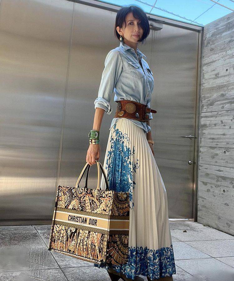 原创51岁工藤静香又晒近照穿百褶裙亮相身材不输女儿腰只有1尺7吧