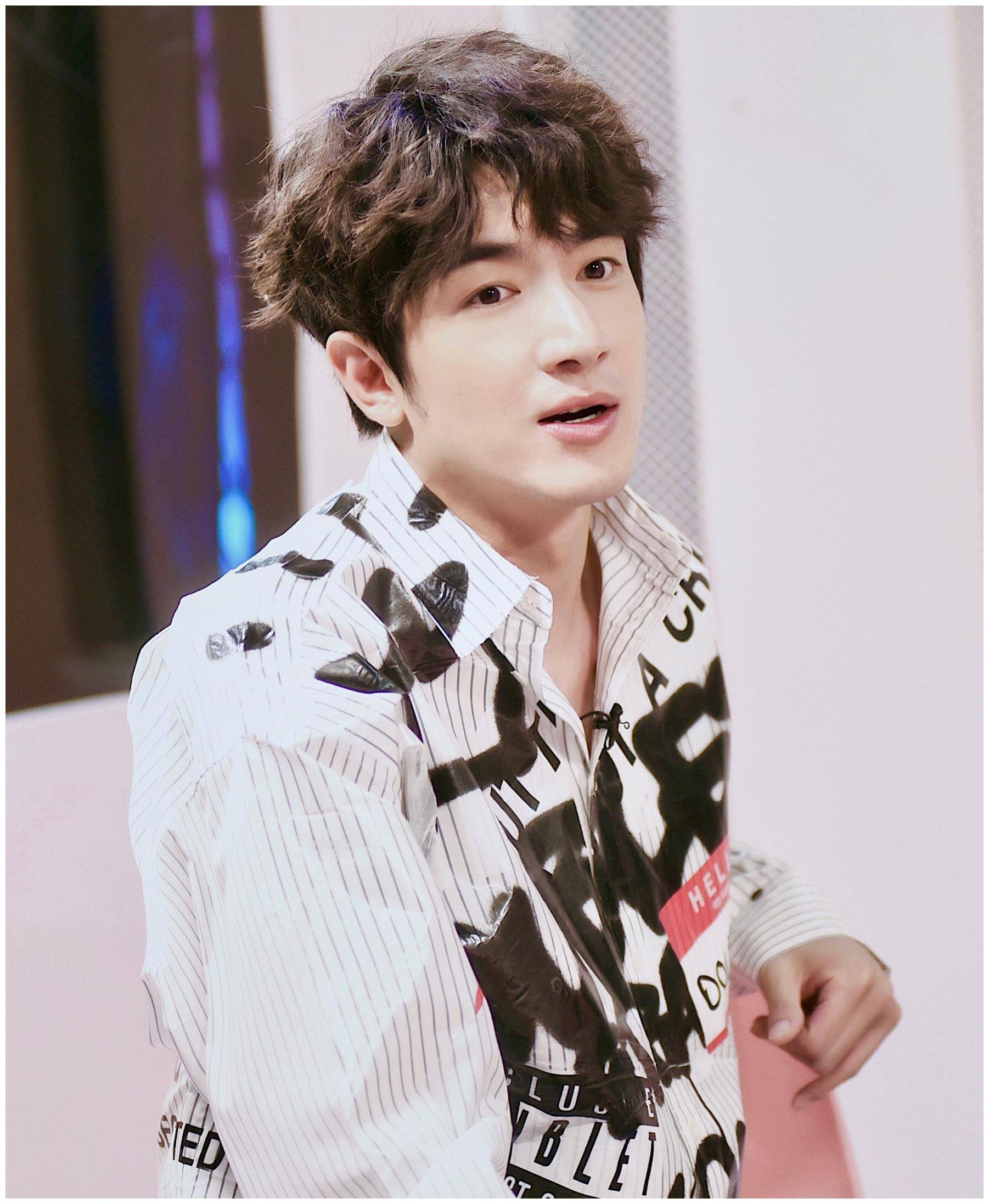 原创黄梦莹的风衣连衣裙优雅时尚林更新印花装扮帅气十足很阳光