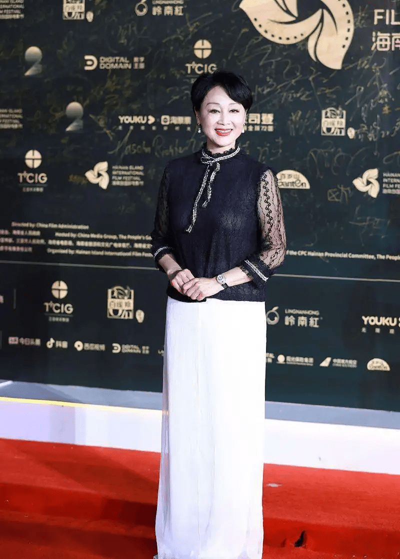 原创著名演员王姬事业和情感坎坷有泪如今仍将29岁智障儿子当宝