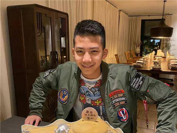 原创胡军晒儿子探班照13岁康康暴风成长近照又高又帅