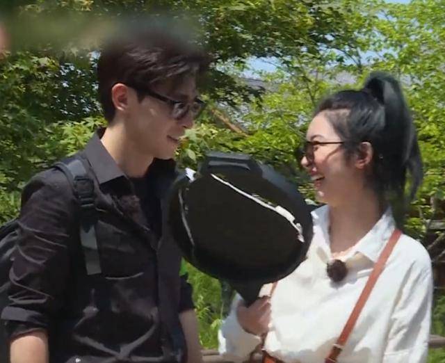 原创赵小棠敲邓伦的头立马去安慰内疚的她下意识的动作好甜