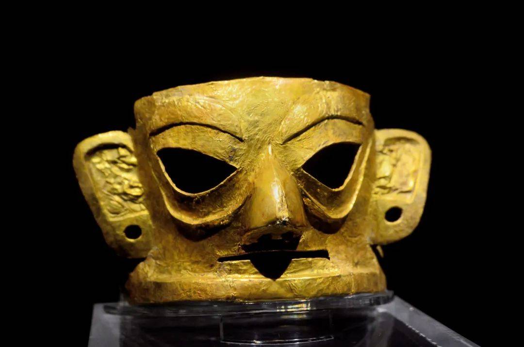 图片|上图:三星堆青铜面具;下图:金沙遗址金面具 · 摄图网 图虫创意