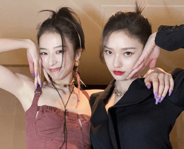 周雨彤晒倪妮合影两人搞怪动作不断画风十分可爱