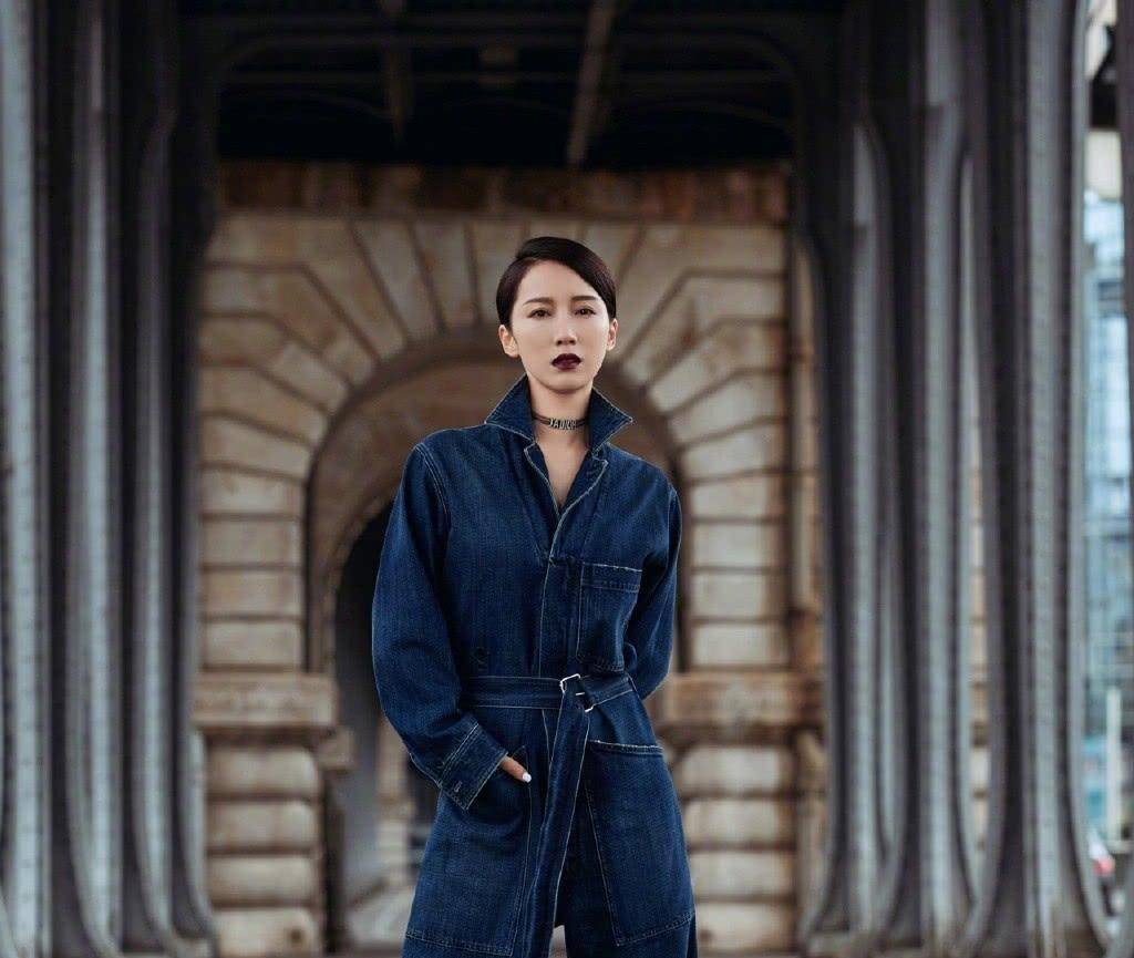 原创35岁李念穿红色百褶裙出镜银灰短发抢眼眉眼间英气十足