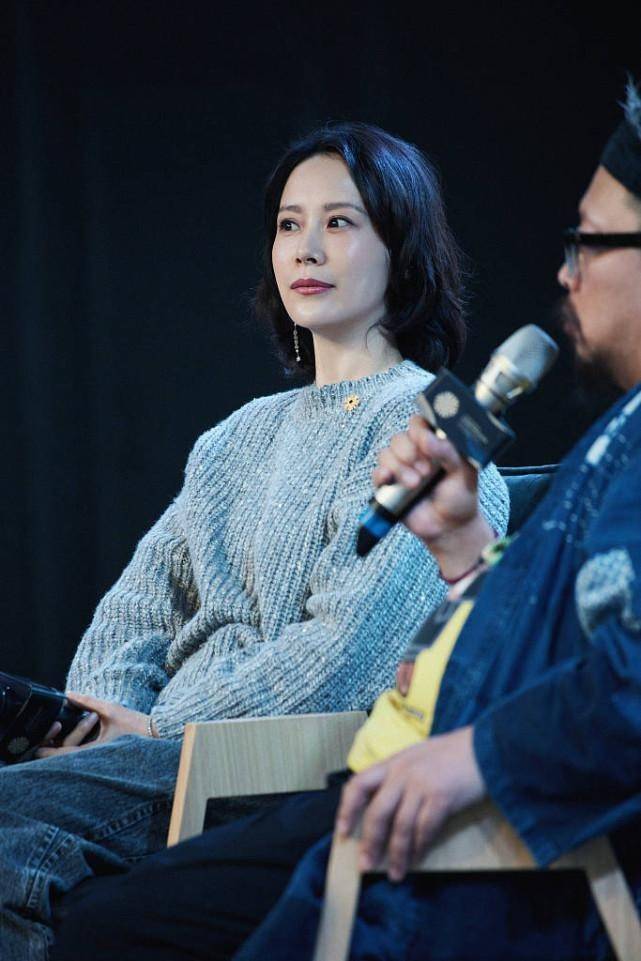 原创海清安静下来的样子挺正经的穿着家庭主妇的毛衣却挺神气的