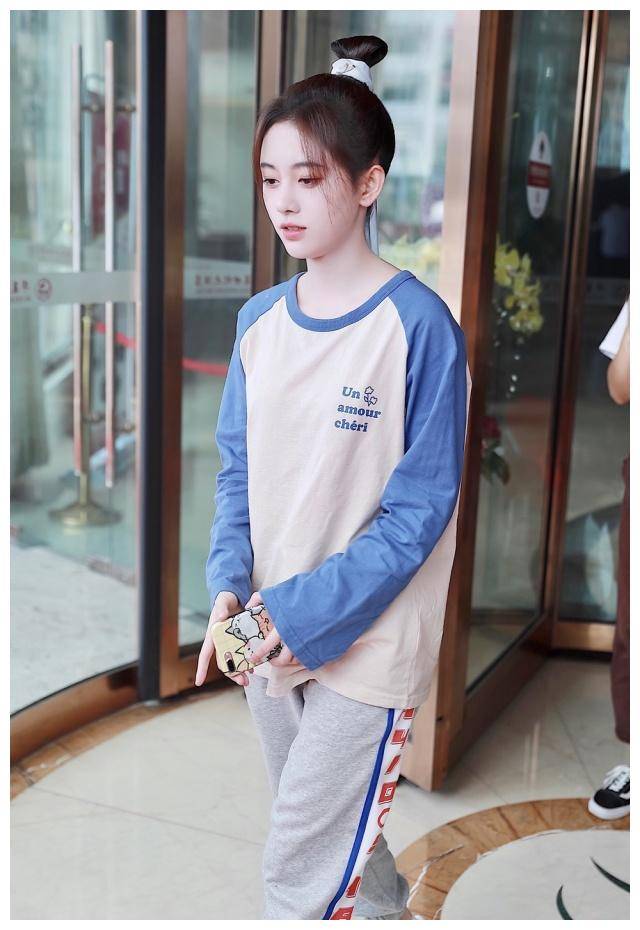 鞠婧祎久违现身,穿t恤 运动裤依旧美成画中人,颜值高就是任性_t恤