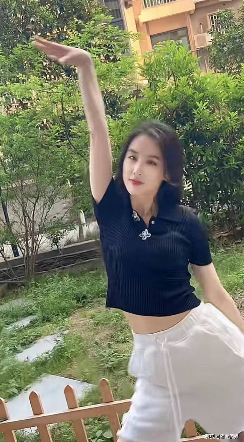 39岁黄圣依近照曝光对着镜头跳热舞秀身材网友头发出油了