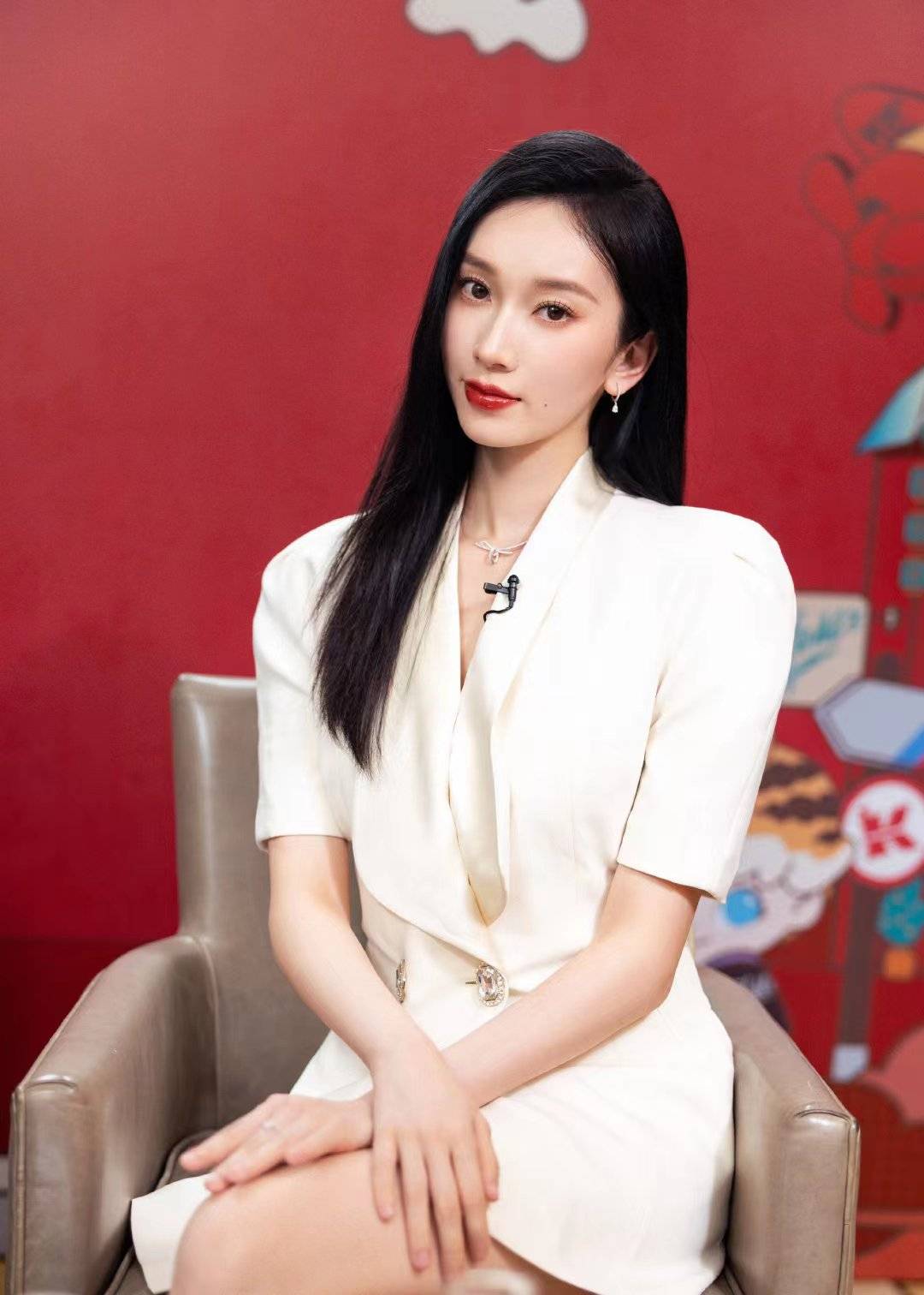 女星刘令姿这件白色西装裙的风格造型非常有气质
