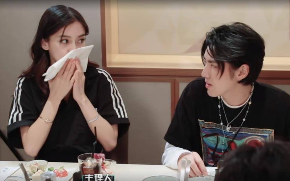 baby吃饭不小心弄脏嘴巴有谁注意她擦嘴的方式简直太做作了