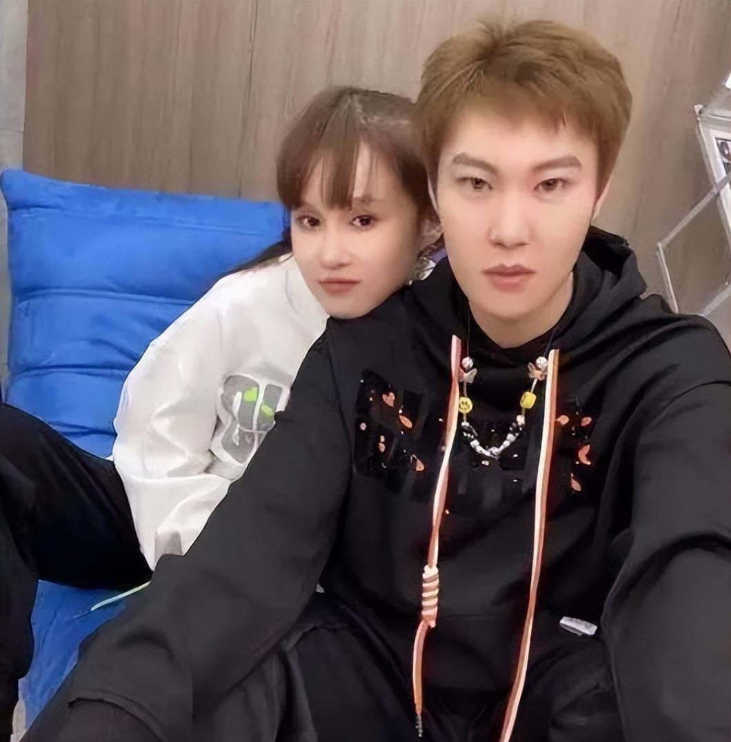 早先球球和天佑曾谈过一段轰轰烈烈的恋爱,最后这段恋爱随着天佑被