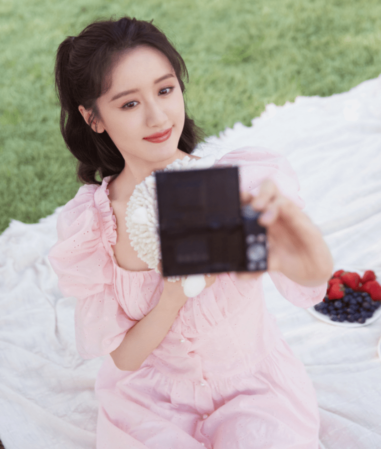 原创袁冰妍穿粉色太可爱了手拿相机大玩自拍笑容甜美宛如精灵