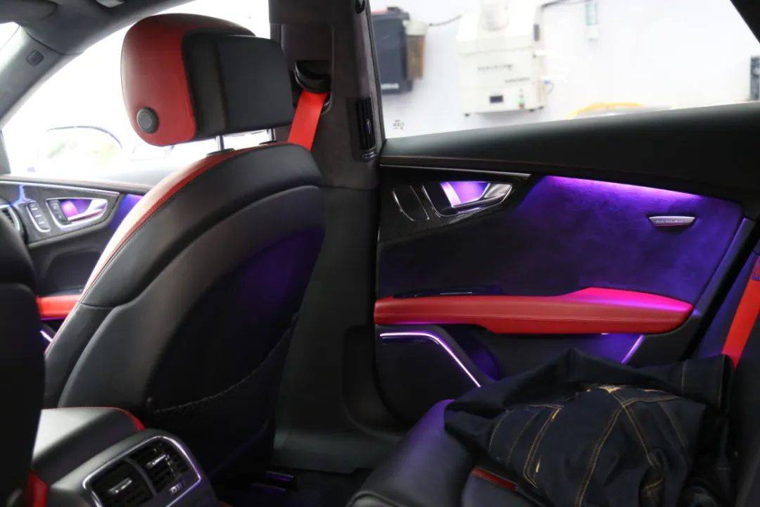 奥迪a7升级原厂抬头显示翻毛皮顶棚门板包皮后轮卡钳烤漆全车改色金属