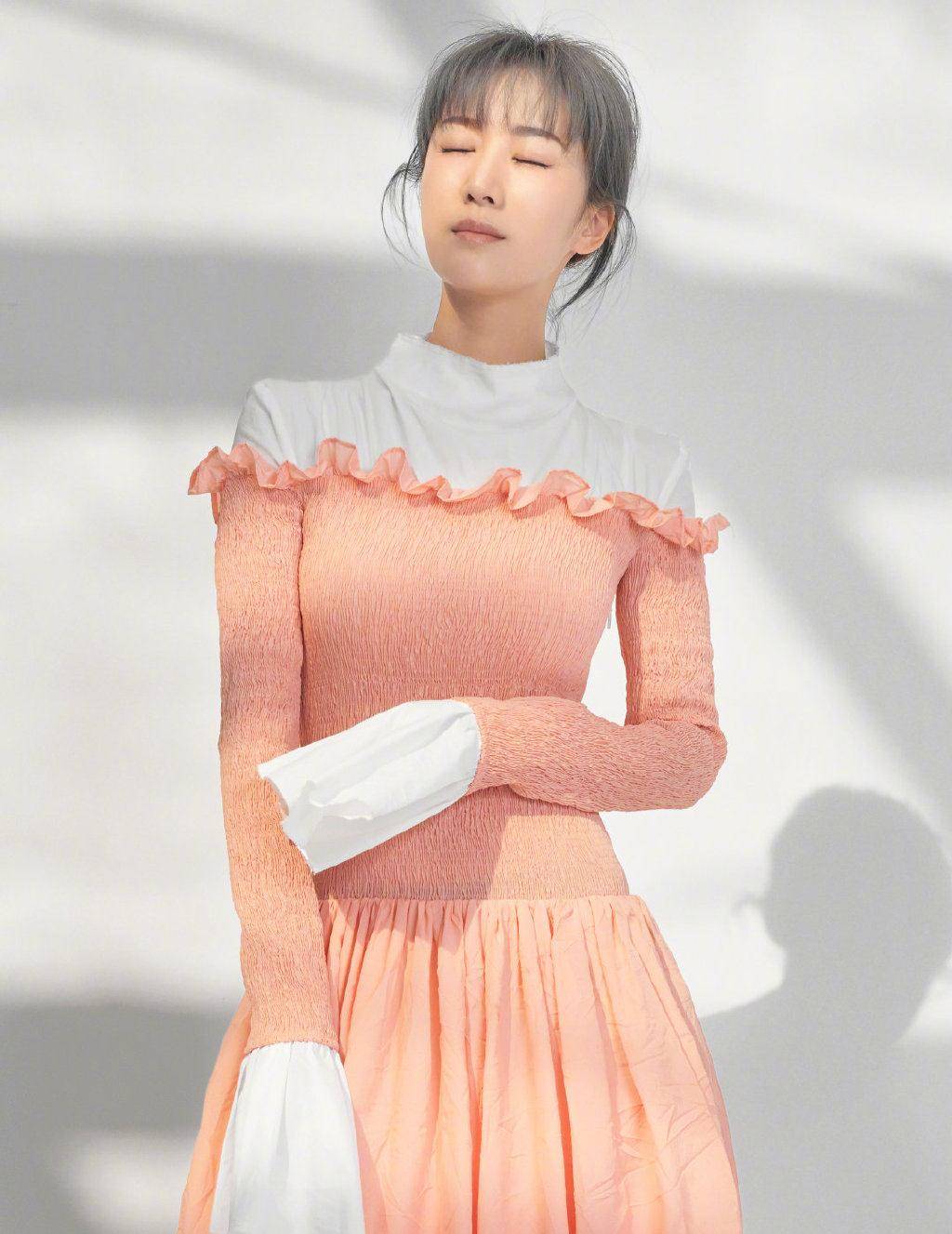 原创35岁李念穿红色百褶裙出镜银灰短发抢眼眉眼间英气十足