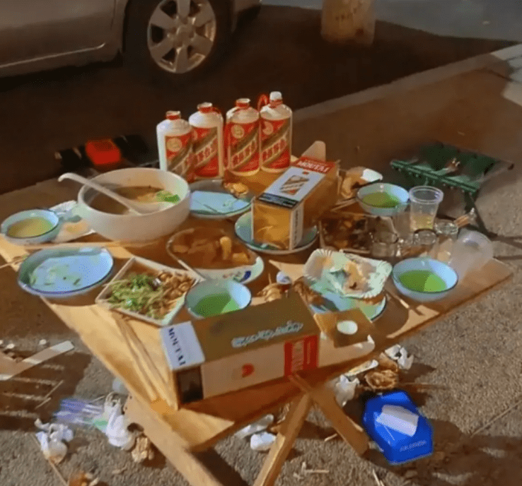 撸串,连上4瓶茅台,喝完瓶子全部砸烂,行家直呼内行_烧坊_空酒瓶_假酒