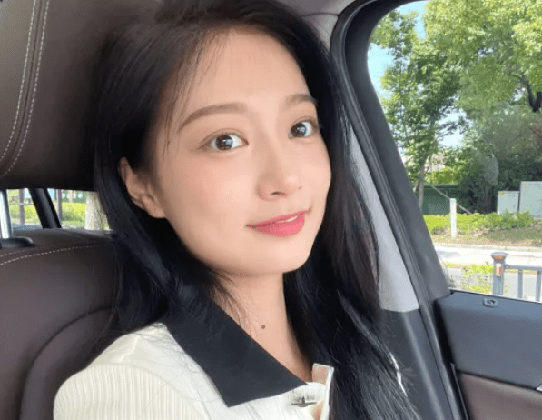 中传"漂亮学姐"冯琳素颜照曝出,满脸胶原蛋白,看了很难不心动_大学生