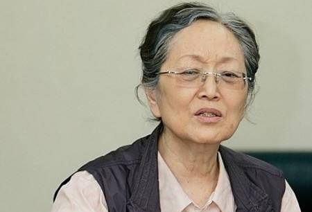 《拜托了妈妈》主要讲述的是金英玉饰演的85岁林女士,徘徊在一边是有