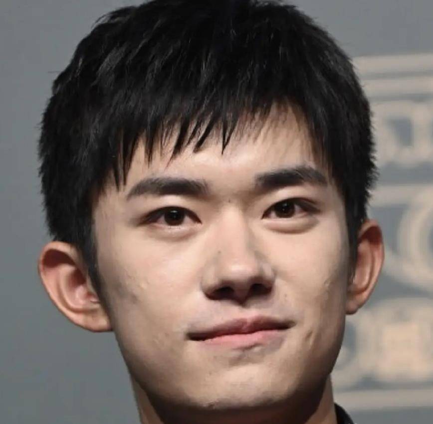 原创易烊千玺发胖后颜值迅速下跌看清他的生图近照后我没眼花吧