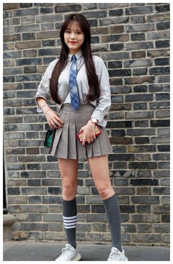 匡威和"水银鞋"哪个更显腿细?闺蜜同穿jk制服,差距一目了然