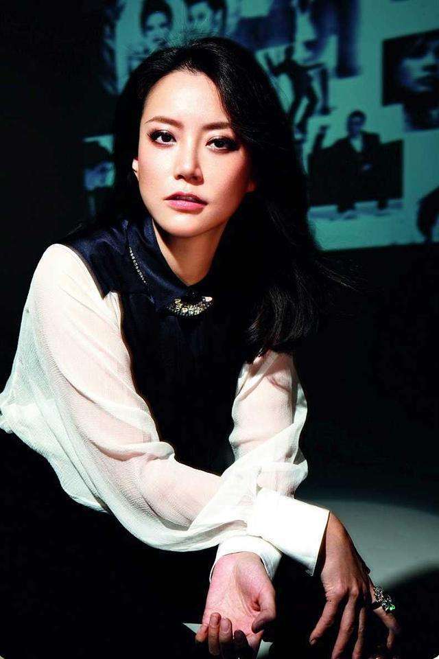 未结婚生下女儿陪伴谢霆锋26年的霍汶希今50岁仍是单身