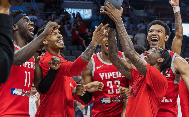 毒蛇队再次迎战特拉华蓝衫军,nba吉祥物第一人火箭熊也去到现场助威.