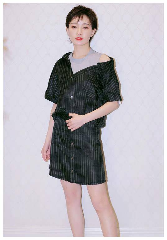 焦俊艳终于打扮得可爱了一些,身穿背带裤头戴渔夫帽,气质不错!