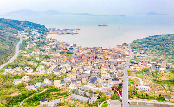 面朝大海的彩色小村，就在浙江舟山群岛，被称为东海色彩艺术村