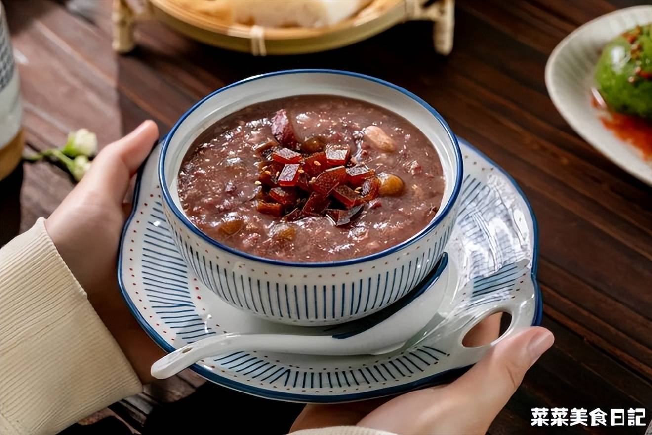 山楂珍珠粥 -[ 食材 ]八宝粥:八宝粥料100g 水1200g 山楂糕丁适量