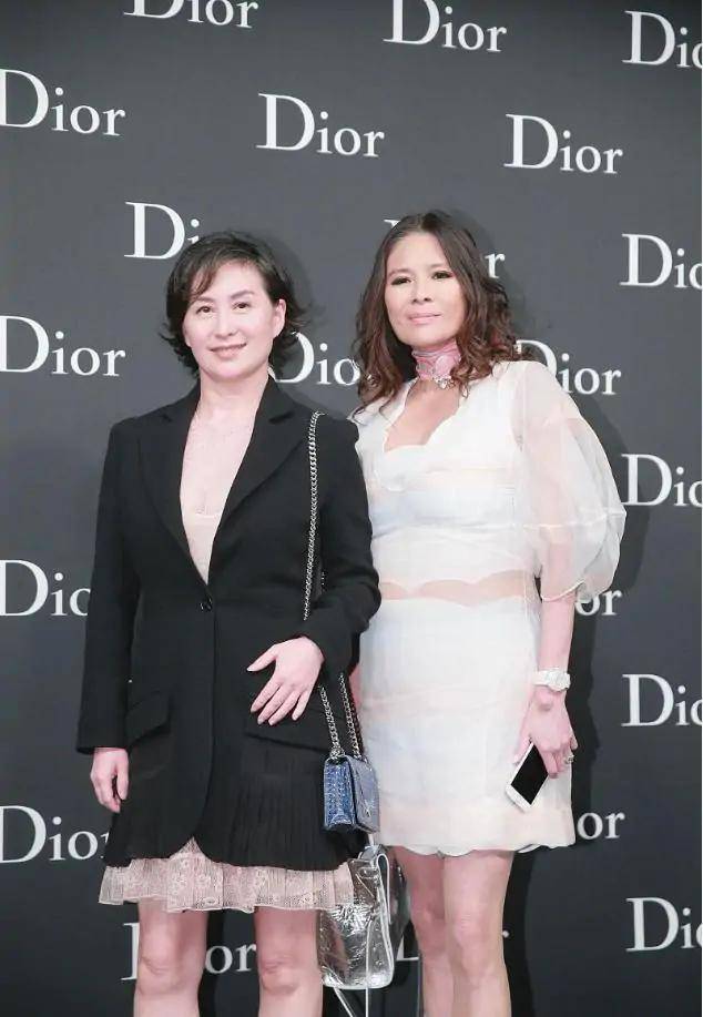 原创何超琼不仅是商业女强人打扮也不输女星的性感58岁更潮