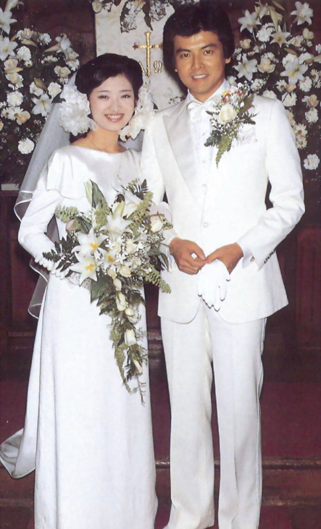 三浦友和跟山口百惠结婚时,两人身穿一身白十分耀眼夺目,就犹如故事里
