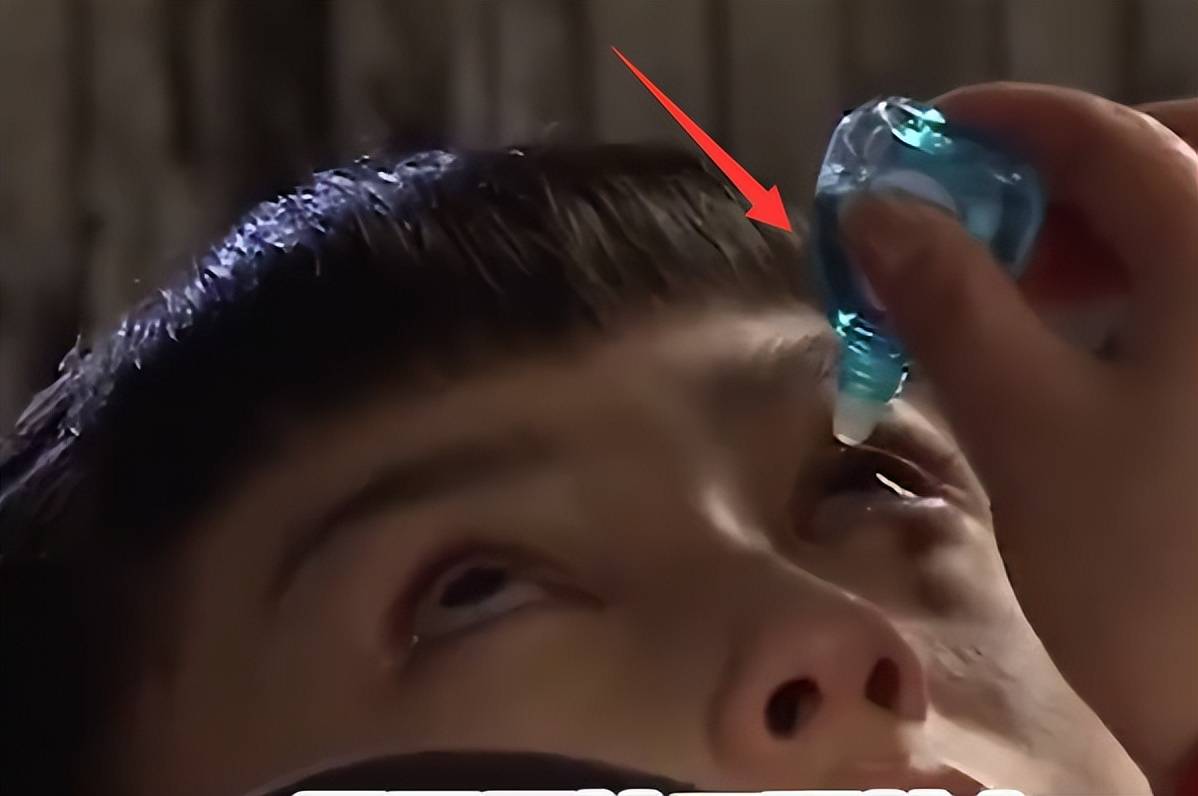 就是拿眼药水往眼睛里滴,滴眼药水的过程中,刘德华一直就在旁边看着